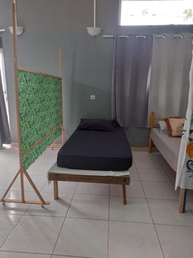 Laure Hebergement Loue Lits En Dortoir Hostel Faaa Exterior photo